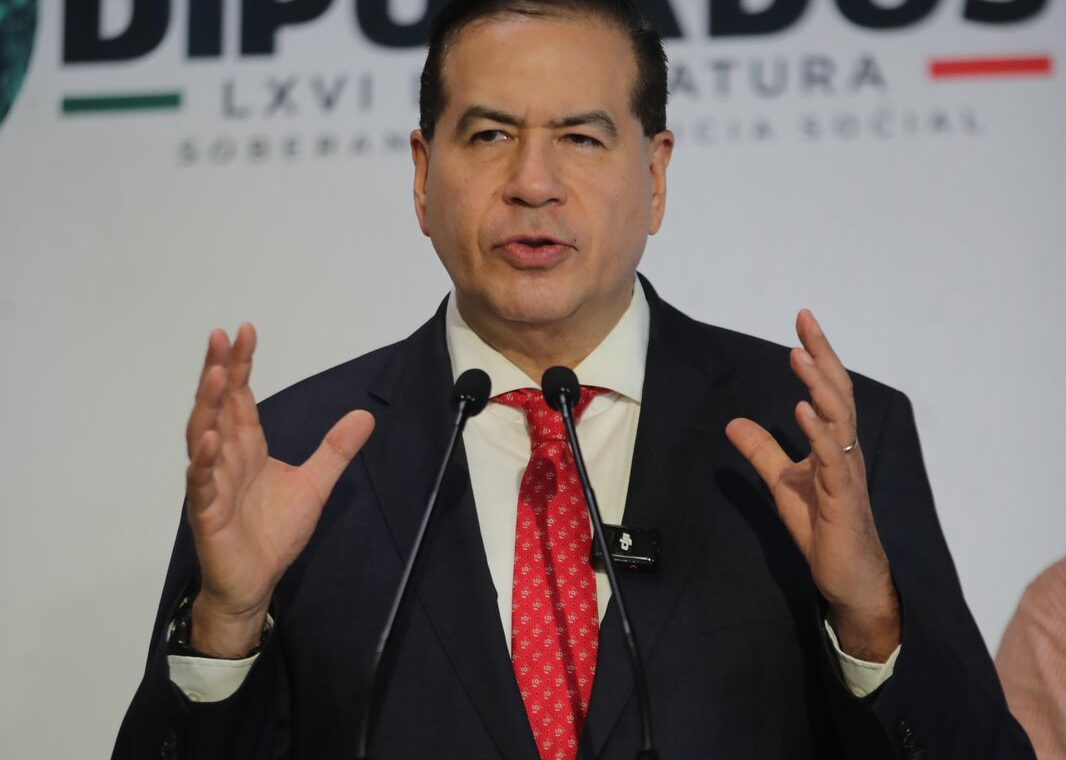 El diputado Ricardo Mejía habla ante medios en el Palacio Legislativo de San Lázaro