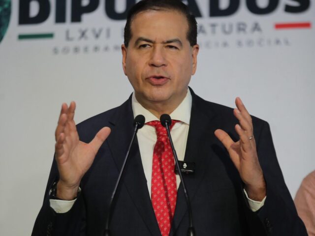 El diputado Ricardo Mejía habla ante medios en el Palacio Legislativo de San Lázaro
