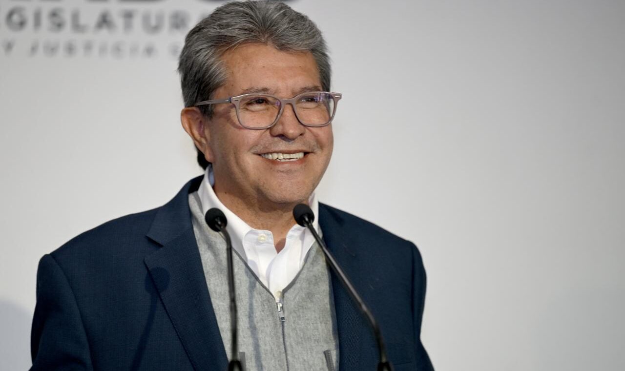 Ricardo Monreal habla frente a dos micrófonos durante un acto público.