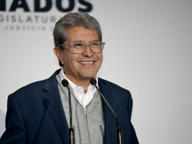 Ricardo Monreal habla frente a dos micrófonos durante un acto público.
