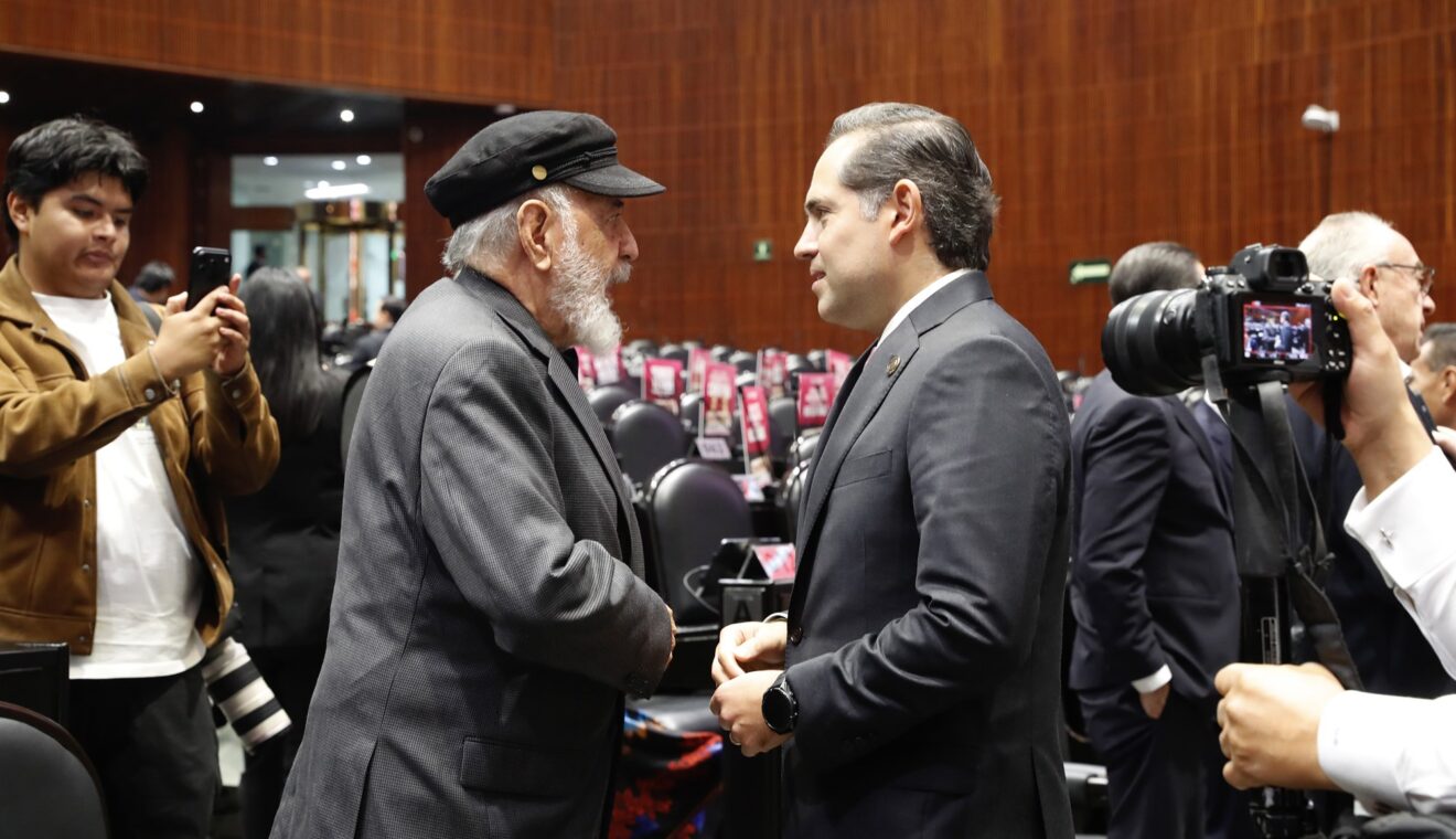 Legislador de la Cámara de Diputados toca la campana en la mesa de la Presidencia