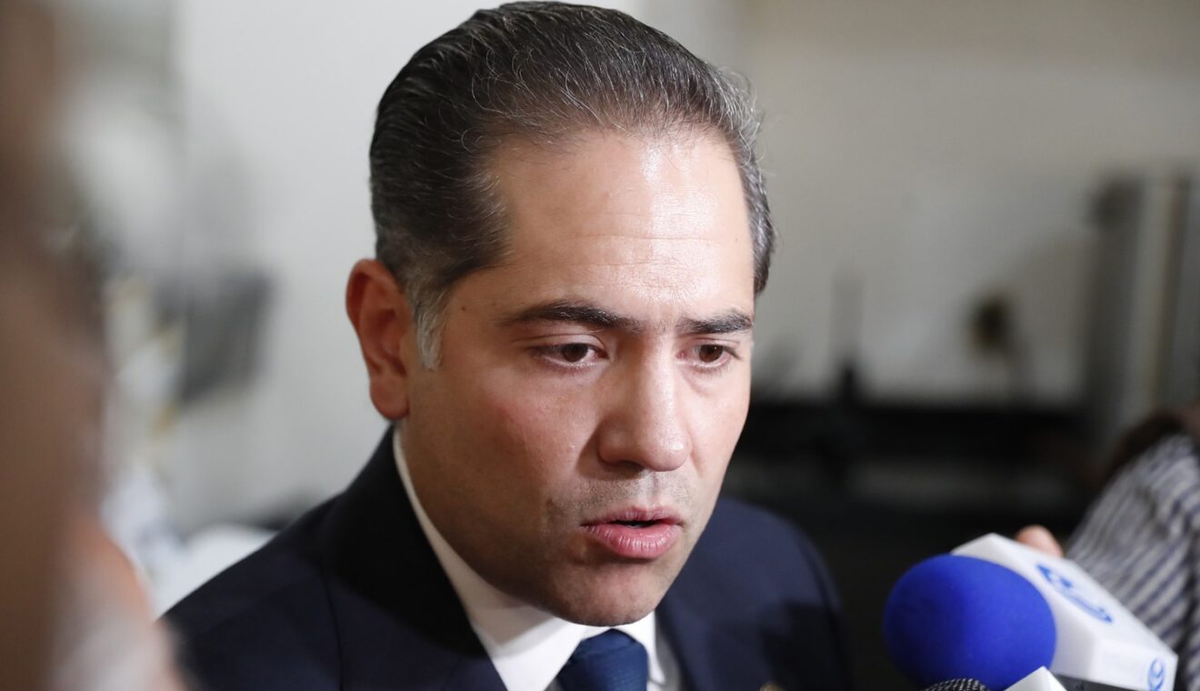 Entrevista con medios de comunicación en un recinto legislativo.