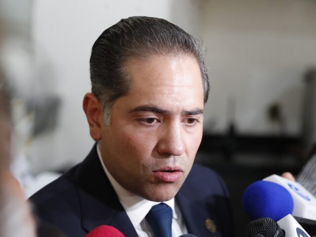 Entrevista con medios de comunicación en un recinto legislativo.